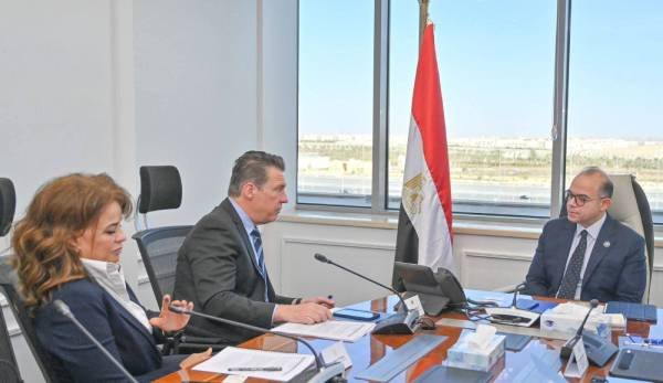 وزير الاستثمار يبحث توسيع الشراكة مع البنك الأوروبي لإعادة الإعمار والتنمية وزير الاستثمار يبحث توسيع الشراكة مع البنك الأوروبي لإعادة الإعمار والتنمية