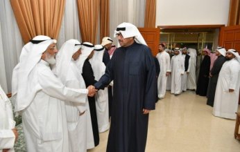 وزير الدفاع الكويتي يعزي أهالي الشهيدين عبد الله الشراح وفهد المجمد
