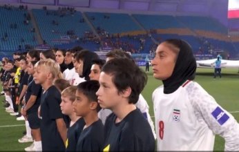 منتخب إيران للسيدات "يقاطع" النشيد الوطني