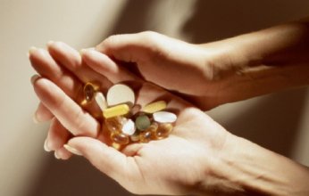 خبراء يحذرون من الإفراط في المكملات الغذائية: "الجرعات المزدوجة" قد تتحول إلى خطر صحي