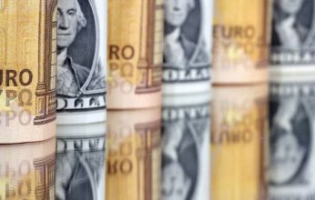 الدولار يرتفع واليورو يتعرض لضغوط مع ارتفاع أسعار الطاقة