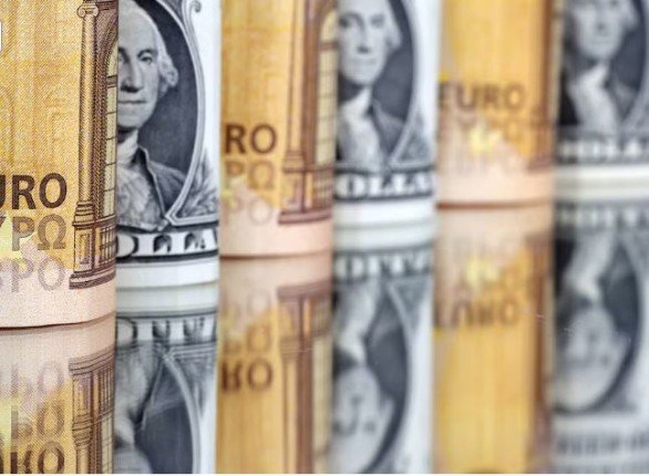 الدولار يرتفع واليورو يتعرض لضغوط مع ارتفاع أسعار الطاقة الدولار يرتفع واليورو يتعرض لضغوط مع ارتفاع أسعار الطاقة