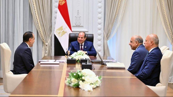 الرئيس السيسى يجتمع برئيس الوزراء ووزيرى الكهرباء والبترول الرئيس السيسى يجتمع برئيس الوزراء ووزيرى الكهرباء والبترول