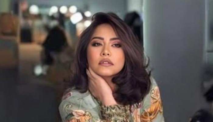 شاهد بالفيديو.. الفنانة شيرين عبد الوهاب تظهر في مقطع مصور مع ابنتها بعد غياب طويل شاهد بالفيديو.. الفنانة شيرين عبد الوهاب تظهر في مقطع مصور مع ابنتها بعد غياب طويل