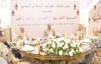 مصر.. وزير الدفاع يشارك تناول وجبة الإفطار مع مقاتلى قوات الدفاع الجوي