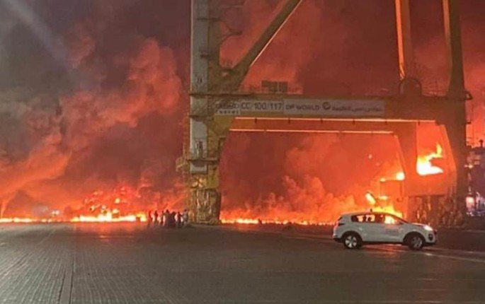 امارة دبى.. .اندلاع حريق كبير في ميناء جبل على امارة دبى.. .اندلاع حريق كبير في ميناء جبل على