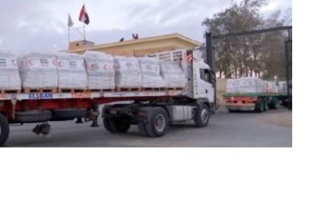 الهلال الأحمر المصري: قافلة "زاد العزة" الـ168 تدخل إلى الفلسطينيين في قطاع غزة