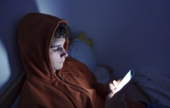 دراسة تحذّر: الاستخدام المفرط للهاتف قد يسرّع ظهور الشيب والتجاعيد