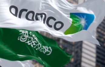 أرامكو السعودية تخفض إنتاجها في حقلين نفطيين بعد إغلاق مضيق هرمز