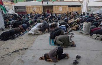 تكبيرات العيد بين الركام.. مئات الفلسطينيين يؤدون صلاة الفطر في قطاع غزة رغم الحرب