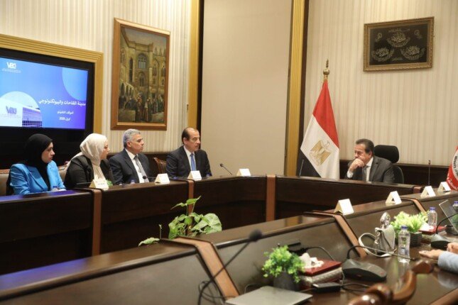 مصر.. وزير الصحة يبحث مستجدات مدينة اللقاحات ويؤكد إطلاق أكاديمية VBC لتوطين الصناعات الحيوية مصر.. وزير الصحة يبحث مستجدات مدينة اللقاحات ويؤكد إطلاق أكاديمية VBC لتوطين الصناعات الحيوية