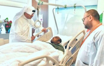 الكويت.. وزير الدفاع يطمئن على الحالة الصحية لأحد المصابين في مستشفى الجهراء
