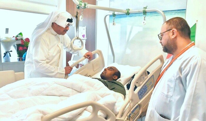 الكويت.. وزير الدفاع يطمئن على الحالة الصحية لأحد المصابين في مستشفى الجهراء الكويت.. وزير الدفاع يطمئن على الحالة الصحية لأحد المصابين في مستشفى الجهراء