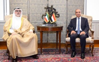وزير الخارجية الكويتي يبحث هاتفياً مع نظيره المصري تطورات الأحداث الراهنة بالمنطقة