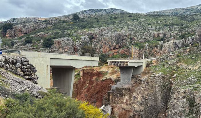 مسؤول لبناني: إسرائيل تقصف آخر جسر يربط جنوب لبنان ببقية البلاد مسؤول لبناني: إسرائيل تقصف آخر جسر يربط جنوب لبنان ببقية البلاد
