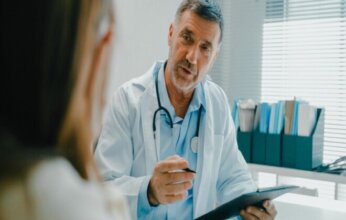 طبيب بريطاني يحذر: هذه الأطعمة أخطر على صحتك من التدخين