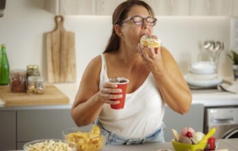 هل تناول الحلويات يعد سببًا مباشرًا للاكتئاب؟ خبيرة تغذية تجيب