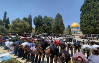 بعد إغلاق استمر 40 يوماً.. الفلسطينيون يؤدون صلاة الجمعة داخل المسجد الأقصى