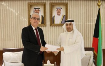 وزير الخارجية الكويتي يتلقى رسالة من نظيره المغربي.. تسلّمها السفير عزيز الديحاني