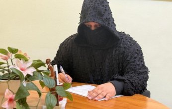 مطرب القناع.. «كابوتشي» يطلق ألبوم «تورته» في تجربة موسيقية غير تقليدية