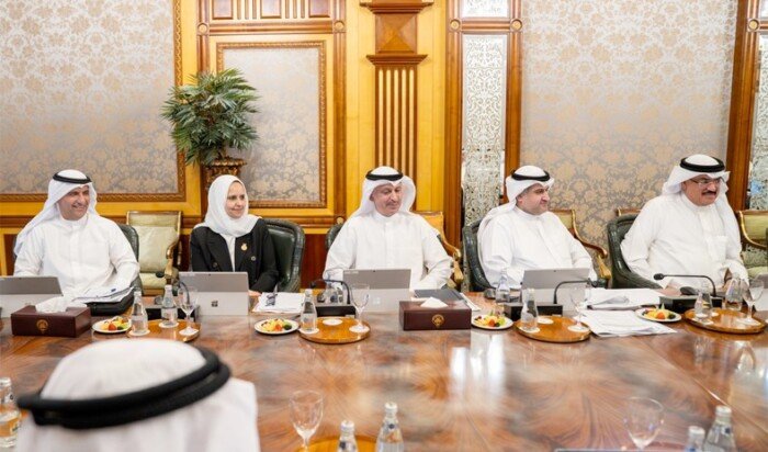 مجلس الوزراء الكويتي يقرر عودة الدراسة الحضورية لطلبة المرحلة الثانوية ورفع نسب العمل إلى 100% مجلس الوزراء الكويتي يقرر عودة الدراسة الحضورية لطلبة المرحلة الثانوية ورفع نسب العمل إلى 100%