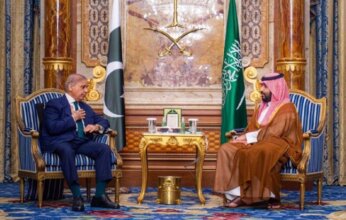 ولي العهد السعودي يلتقي رئيس وزراء باكستان في جدة