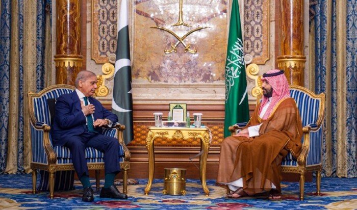 ولي العهد السعودي يلتقي رئيس وزراء باكستان في جدة ولي العهد السعودي يلتقي رئيس وزراء باكستان في جدة