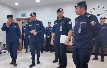 الكويت.. وكيل وزارة الداخلية يتفقد مواقع تسليم الأسلحة النارية غير المرخصة