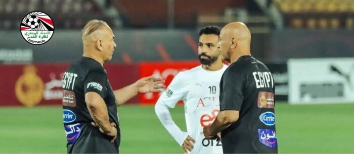 جهاز منتخب مصر يطمئن على محمد صلاح جهاز منتخب مصر يطمئن على محمد صلاح