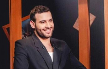 مسلم يوضح حقيقة إطلالته المثيرة للجدل: “ده ستايلي مش تشبه”