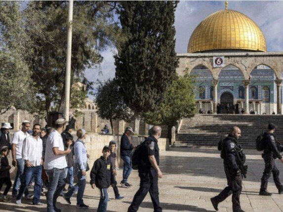 عشرات المستعمرين يقتحمون المسجد الأقصى بحماية مشددة من قوات الاحتلال الإسرائيلي عشرات المستعمرين يقتحمون المسجد الأقصى بحماية مشددة من قوات الاحتلال الإسرائيلي