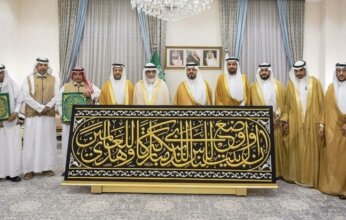 نائب أمير مكة يسلّم كسوة الكعبة المشرفة لسدنة بيت الله الحرام