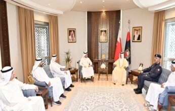 وزير الداخلية البحريني يبحث مع وفد أمني كويتي تعزيز التعاون المشترك بالمنامة