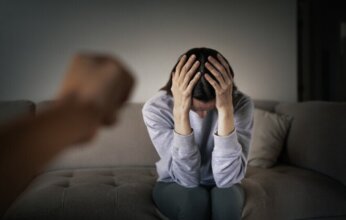 العنف ضد النساء في زمن الأوبئة: "جائحة خفية" تتفاقم مع كل تفشٍ صحي