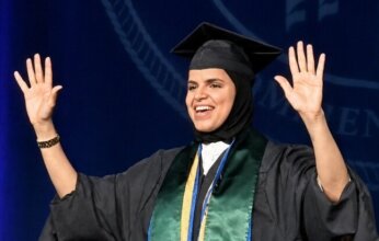 طالبة سعودية صماء تكتب التاريخ في جامعة أمريكية بعد اختيارها متحدثة باسم طلاب الدراسات العليا