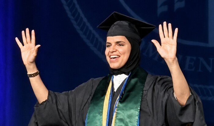 طالبة سعودية صماء تكتب التاريخ في جامعة أمريكية بعد اختيارها متحدثة باسم طلاب الدراسات العليا طالبة سعودية صماء تكتب التاريخ في جامعة أمريكية بعد اختيارها متحدثة باسم طلاب الدراسات العليا