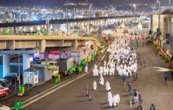 حجاج بيت الله الحرام يتوافدون على مشعر منى لرمي جمرة العقبة الكبرى