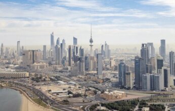 طقس الكويت المتوقع اليوم الجمعة.. حار نهاراً ومعتدل ليلاً مع ظهور بعض السحب المتفرقة