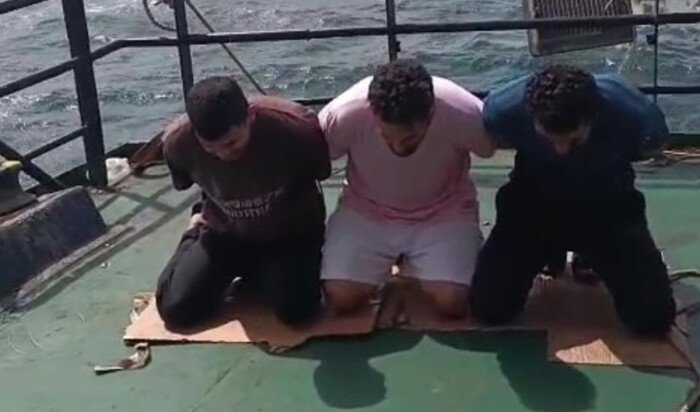 قراصنة صوماليون ينشرون فيديو للبحارة المصريين المختطفين ويطالبون بفدية 10 ملايين دولار قراصنة صوماليون ينشرون فيديو للبحارة المصريين المختطفين ويطالبون بفدية 10 ملايين دولار