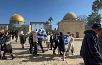 مستعمرون يقتحمون المسجد الأقصى ويرفعون علم دولة الاحتلال في باحاته