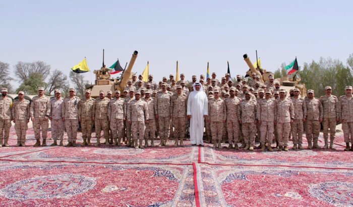 وزير الدفاع الكويتي يتفقد مواقع عسكرية ويشيد بيقظة القوات المسلحة وجاهزيتها وزير الدفاع الكويتي يتفقد مواقع عسكرية ويشيد بيقظة القوات المسلحة وجاهزيتها