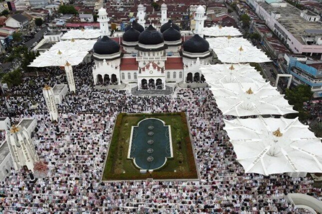 العيد يوحد العالم الإسلامي.. مشاهد روحانية واحتفالات مبهجة من مكة إلى عواصم العالم العيد يوحد العالم الإسلامي.. مشاهد روحانية واحتفالات مبهجة من مكة إلى عواصم العالم