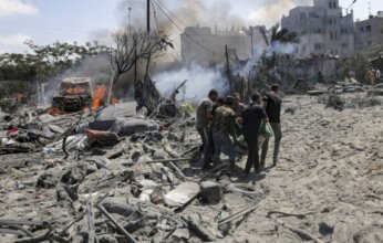 استشهاد فلسطيني وإصابة آخرين في قصف إسرائيلي استهدف سيارة غرب غزة