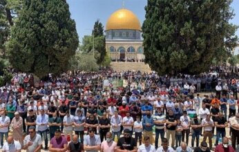عشرات الآلاف يؤدون صلاة الجمعة في المسجد الأقصى وسط قيود مشددة.. وإغلاق الحرم الإبراهيمي يثير تنديدًا فلسطينيًا