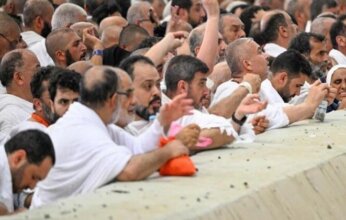 حجاج بيت الله الحرام يواصلون رمي الجمرات في آخر أيام التشريق