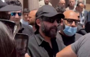 أحمد حلمي يؤم المصلين في صلاة جنازة والدته ببنها.. ويقتصر على عزاء المقابر
