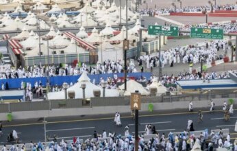 حجاج بيت الله الحرام يرمون الجمرات في أول أيام التشريق