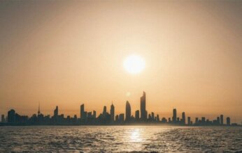 مدينة الكويت تزدان بأبراجها الشامخة بين وهج الغروب وسكينة البحر