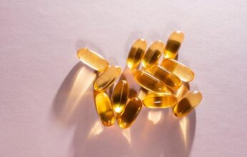 دراسة مثيرة للجدل: مكملات أوميغا-3 قد ترتبط بتسارع التدهور الإدراكي لدى كبار السن