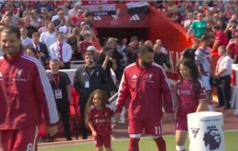 في مباراته الأخيرة.. محمد صلاح يدخل الملعب رفقة ابنتيه